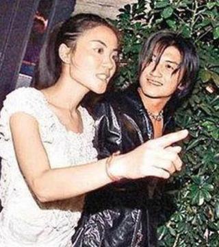 2000年6月《花样年华》庆功宴后,王菲在众多媒体闪光灯下牵起谢霆锋
