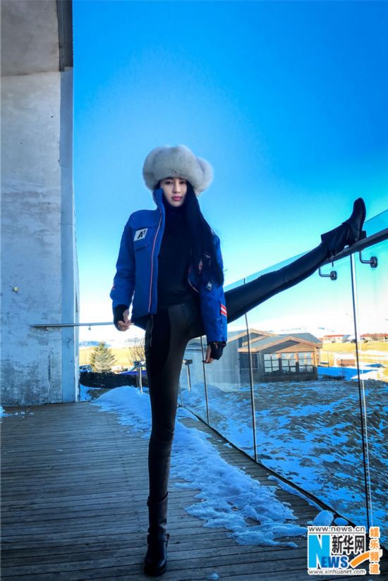 母其弥雅展示雪地运动风 瑜伽女神变冰雪女王