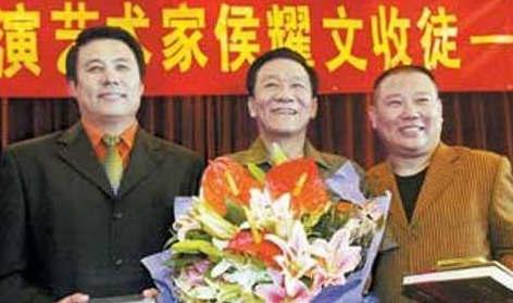 郭德纲拜师侯耀文现场 郭德纲与侯耀文师徒情