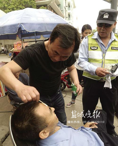 盐城男子街头突然晕倒 警民联手紧急救护