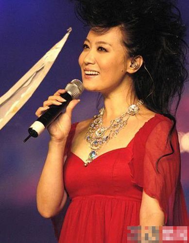 杨幂脚臭扬名娱乐圈　揭秘明星不为人知身体缺陷