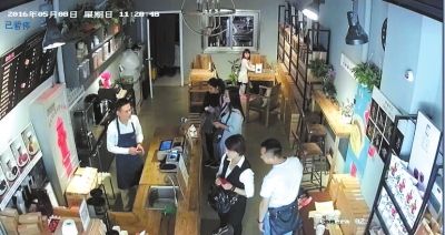 “母女”搭档甜品店内顺走电脑
