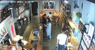 “母女”搭档甜品店内顺走电脑