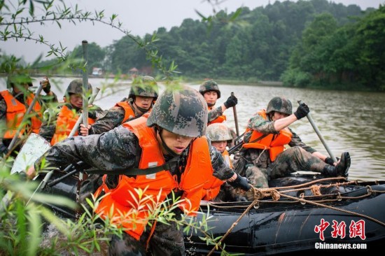 解放军部队武教头军校练特战(组图)