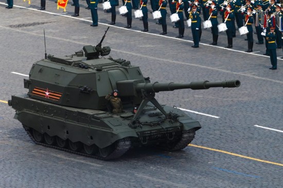 "msta-s"自行火炮和最新式152-mm"联盟-sv"自走炮纵队接受检阅.