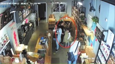 “母女”搭档甜品店内顺走电脑