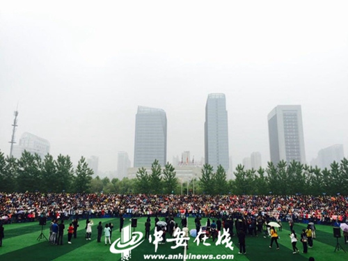 合肥一中学子拍摄霸气毕业照2200人聚集一张照片