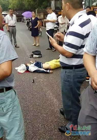 救护车本应以救人为己任 撞倒15岁女生后竟然逃逸