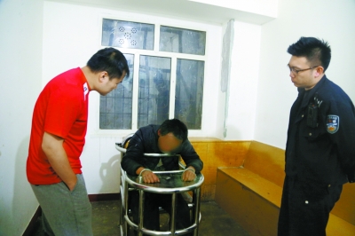 北京一无业男子持棍抢劫独行女子 民警夺刀解