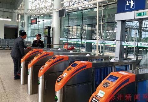 泰州火车站18台自动检票闸机全新启用
