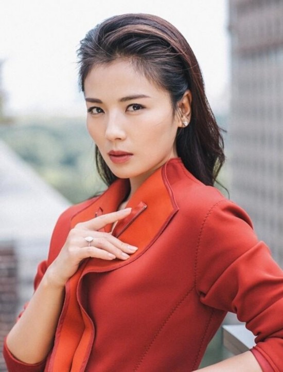  曝刘涛初中集体照  霸道总攻带粉色发箍青涩微