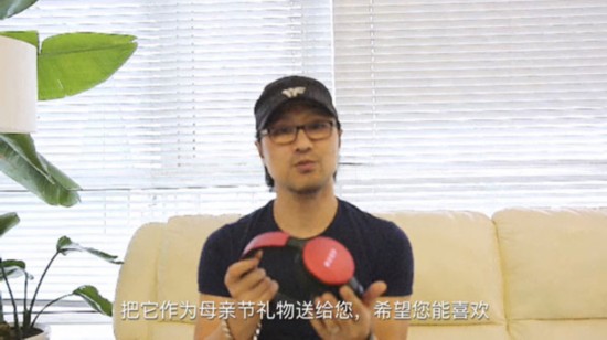 章子怡过首个母亲节 汪峰给员工妈妈送耳机