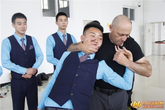 空姐跟以色列反恐教官学格斗术 一招撂倒巨汉