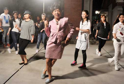 《极限挑战》“花样男子”黄渤完美驾驭百变造型