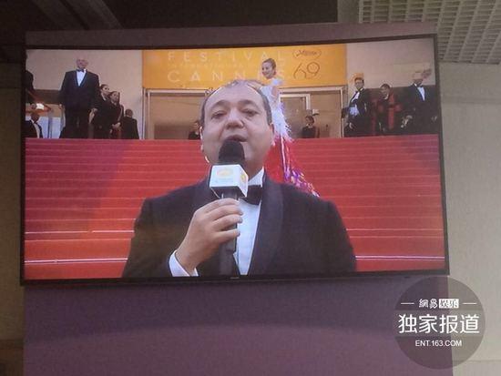 女星走戛纳红毯一步一停 安保看不下去出手请