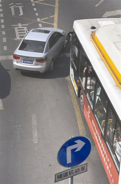 成都交警集中整治不按导向车道行驶行为(图)