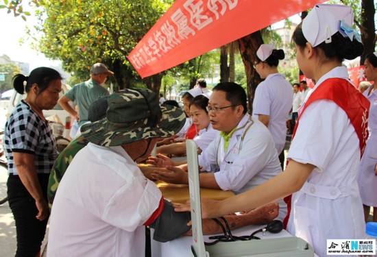 北海卫校合浦附属医院开展为民义诊活动