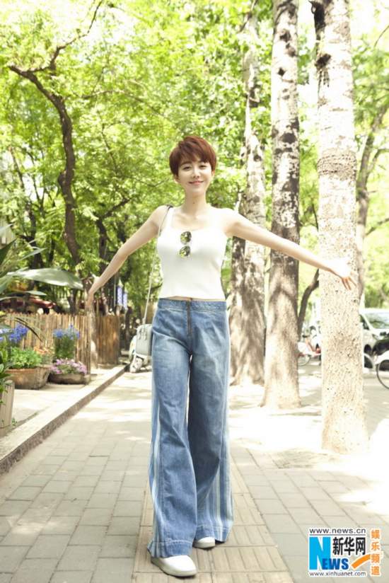 二胖姜妍清爽街拍 梨涡浅笑长腿抢镜