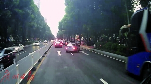 消防车救火众小车让道 暖哭消防员更感动广州