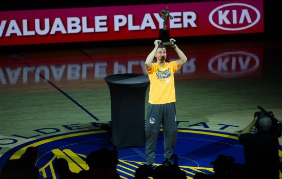 NBA总裁萧华向库里颁发MVP奖杯