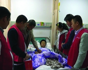 盐城男孩遇车祸需50万 菜农捐7000斤蔬菜义卖