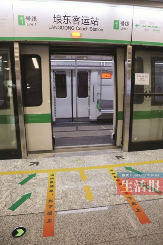 探访南宁地铁1号线站点:持市民卡可刷卡进站乘