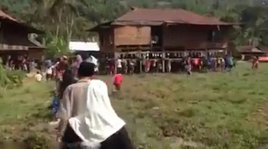 泰国一村庄齐上阵帮村民扛起整座房子搬家