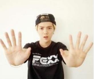 鹿晗护粉丝斥黄牛 鹿晗为何怒发脾气:我招你惹