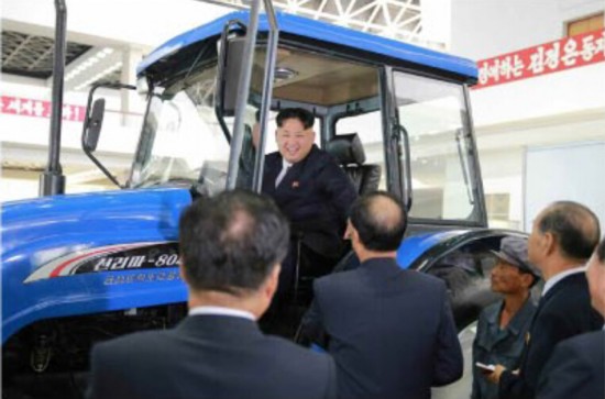  金正恩 穿西装视察机械设备厂 亲身 操作农耕机 