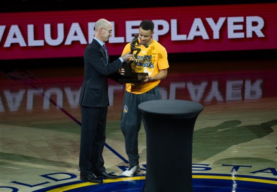 NBA总裁萧华向库里颁发MVP奖杯