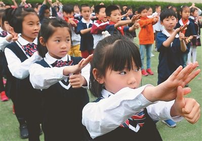 苏州一学校开展手语体验课程 教孩子学会沟通