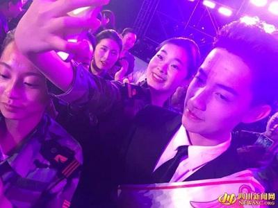 假宋仲基遭围堵 空少长相帅气微笑迷人迷倒无