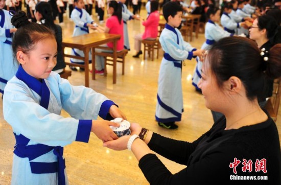 济南小学生习弟子规武术操 健身中明德知礼(