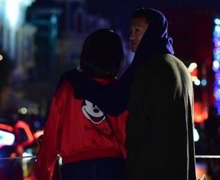 周冬雨情定夏威夷:入乡随俗开启蜜月模式 跳草