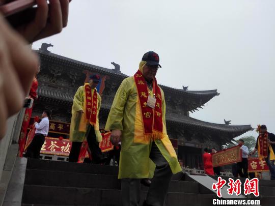 海峽兩岸3000余人14日在山西省晉城市高平市神農鎮庄裡村炎帝陵冒雨祭拜炎帝。圖為來自台灣宮廟的負責人之一。 李娜 攝
