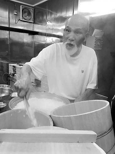 被稱為“煮飯仙人”的85歲老人村嶋孟