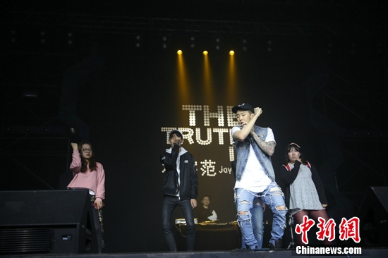 韩星朴宰范手把手教粉丝跳舞 粉丝:幸福到要晕倒