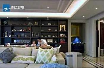  李小鹏抱二胎晒照 :李小鹏二胎正面照大猜测 李