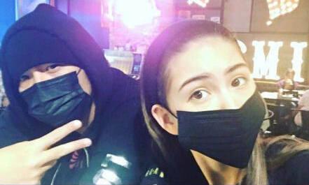 昆凌周杰伦夫妇秀恩爱晒合照 私下约会照片被