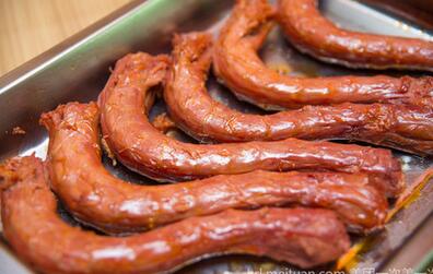 一口吃出一套房 男子1分22秒啃鸭脖得133平免