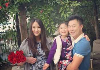  李小鹏抱二胎晒照 :李小鹏二胎正面照大猜测 李