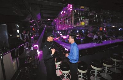 民警执勤遇“酒鬼专场”抓13名酒后滋事嫌疑人