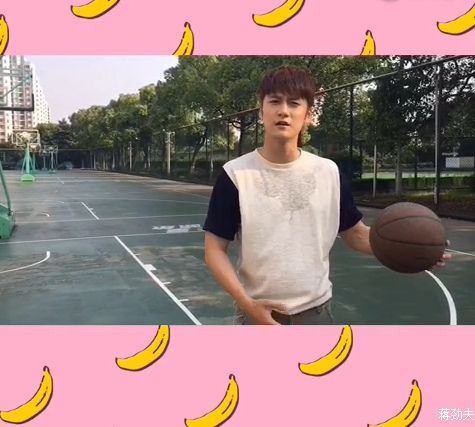蒋劲夫全身扭动教打篮球 网友称视频有毒