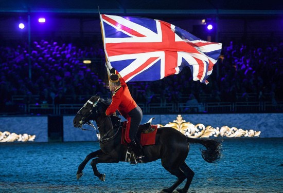 英国女王90岁生日庆典明星荟萃 近千匹马演出