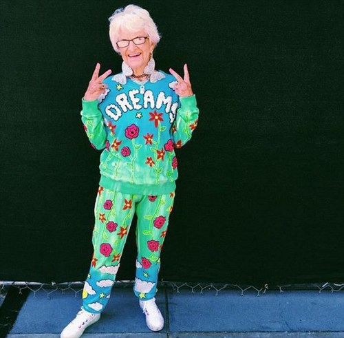  婆婆迷恋网游8年  账号满级 跟儿子同学一起组