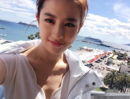 刘亦菲晒唯美可爱自拍 身着白色深V短袖清纯可