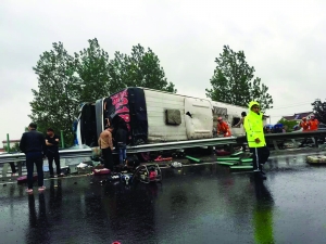 盐城一长途客车高速侧翻360度旋转 两死多伤