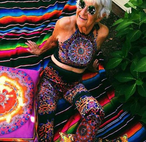 婆婆迷恋网游8年 账号满级 跟儿子同学一起组