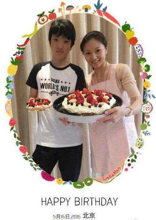 张艺谋15岁儿子近照曝光 眉眼似爸个头超过妈