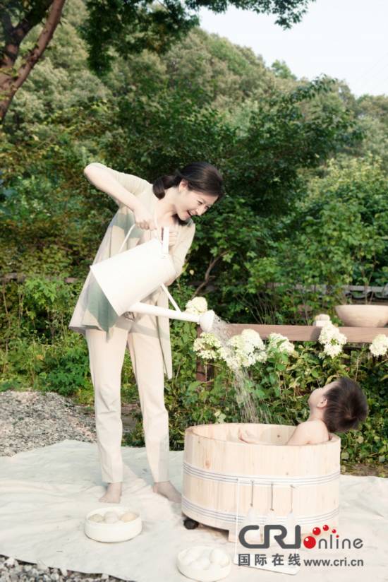 李英爱脱鞋为男孩洗澡